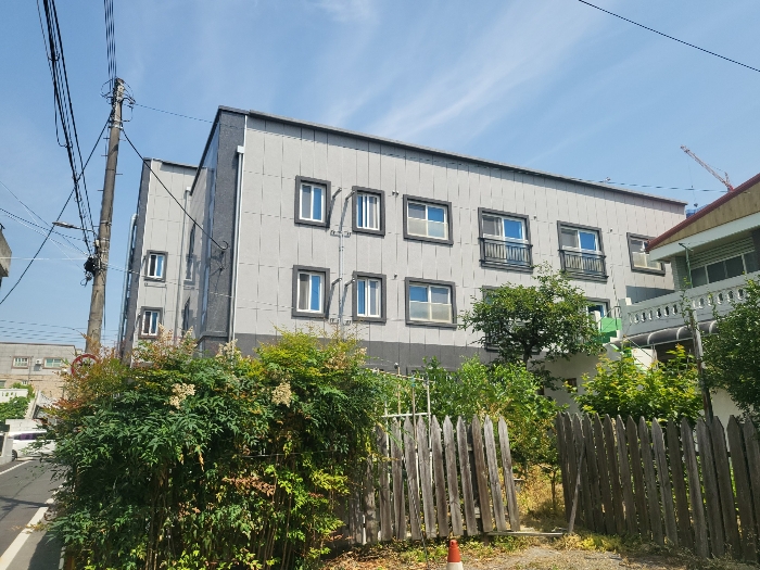 [본건 전경(남측에서 촬영)]