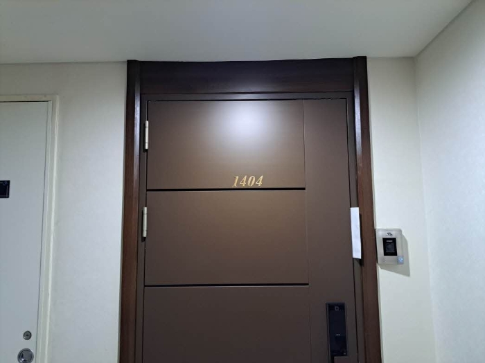 본건 1404호 현관문