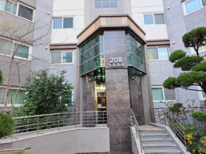 본건 208동 곧동출입구