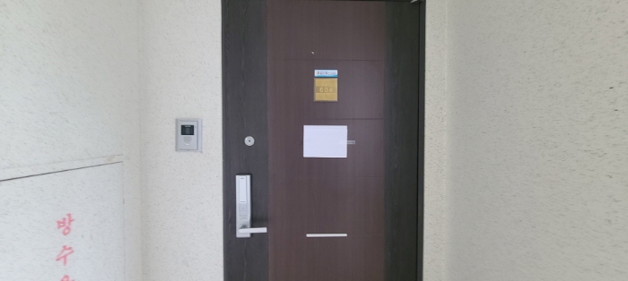 전유세대 출입문 전경(안내문 부착)