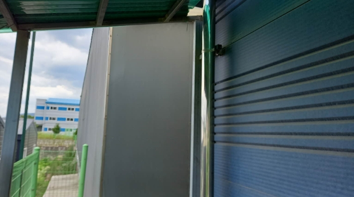 목록 2. 토지 지상 제시외 건물(에이동 공장에 연결된 후면 천막)