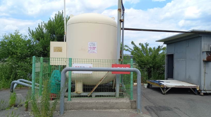 목록 2. 토지 및 그 지상 제시외 건물(LPG 저장탱크) 