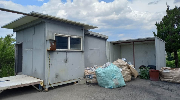 목록 2. 토지 및 그 지상 제시외 건물(창고)