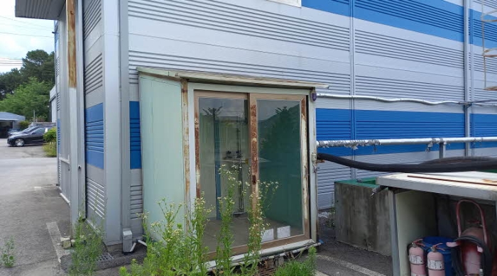 목록 2. 토지 및 그 지상 제시외 건물(창고)