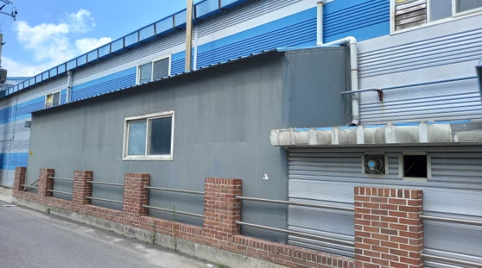 목록 2. 토지 및 그 지상 제시외 건물(에이동 공장에 연결된 전면 천막)