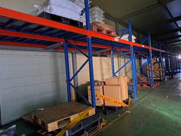 제시외 건물(ㄱ) 실내 및 철재선반 전경