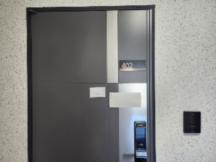 목록2 건물 4층 401호 출입문 전경