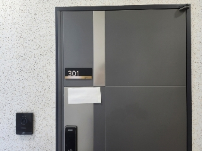 목록2 건물 3층 301호 출입문 전경