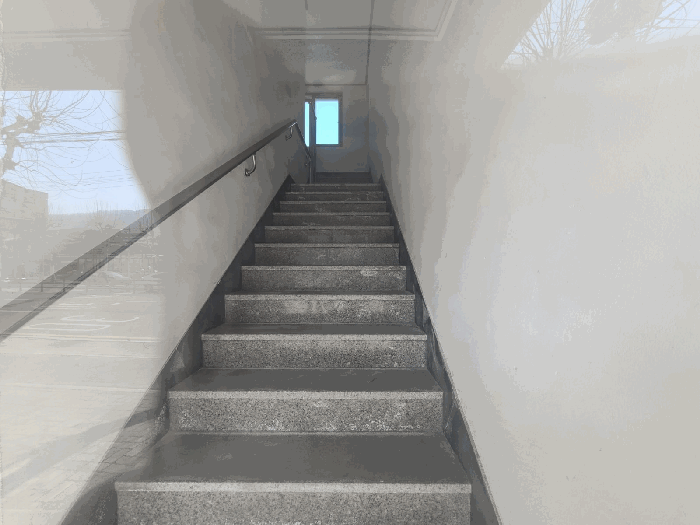 본건 건물 2층 입구 계단실 전경