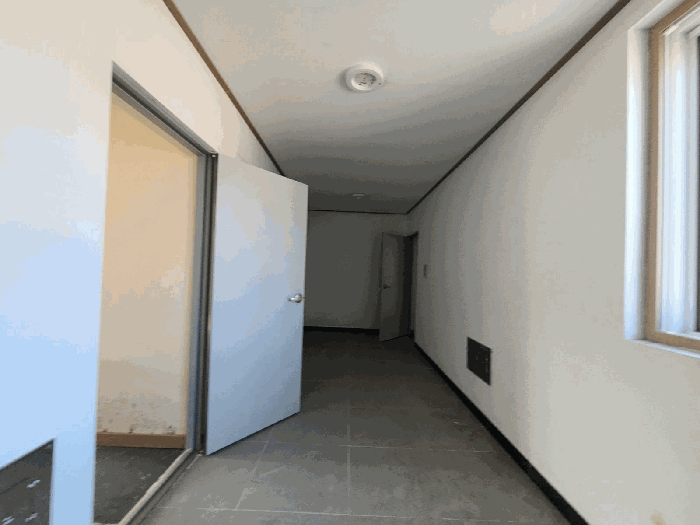 본건 건물 2층 복도 전경