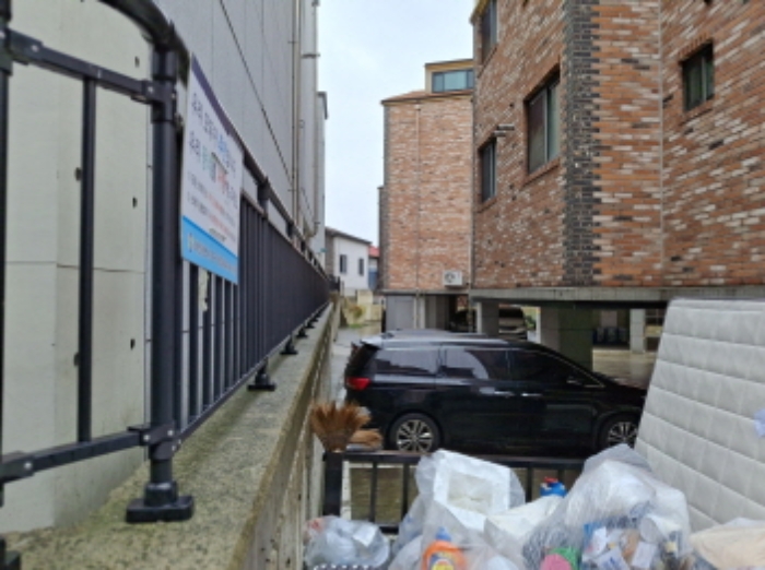 건물 좌측 모습