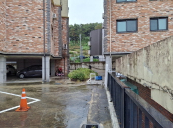 건물 뒷쪽 모습3