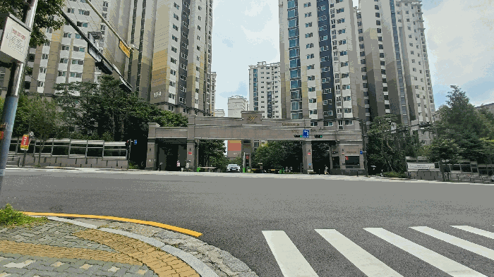 [본건 아파트단지 주출입구]