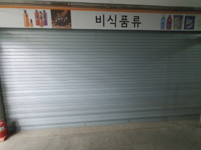 건물출입구와 주차장출입구 사이(1)