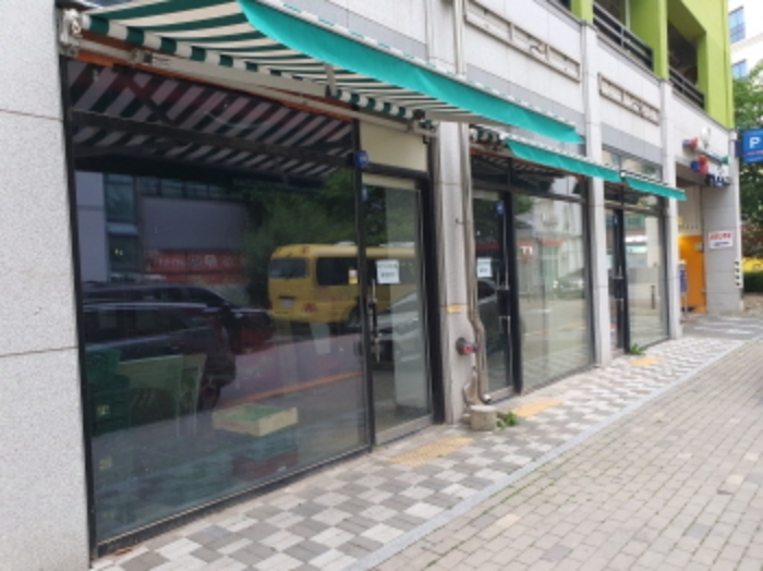 건물출입구와 주차장출입구 사이(2)