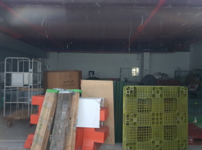 건물출입구와 주차장출입구 사이 내부