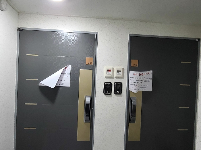 201호(기호3), 202호(기호26) 현관