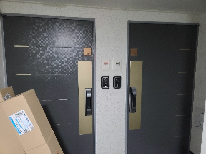 401호(기호17), 402호(기호13) 현관