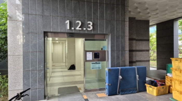 7608동 1호 내지 3호 공동 출입문