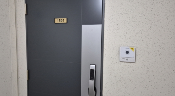 7608동 1501호 현관