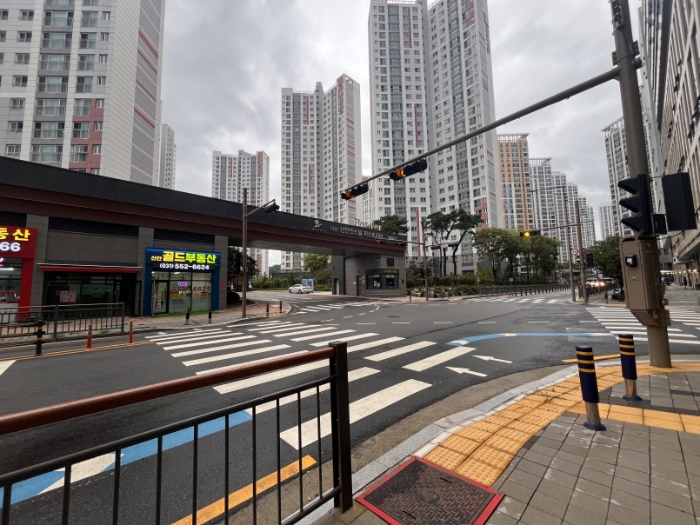 단지 정문 및 진입도로