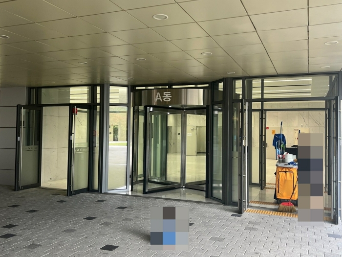 본건 건물 지1층 출입구 전경