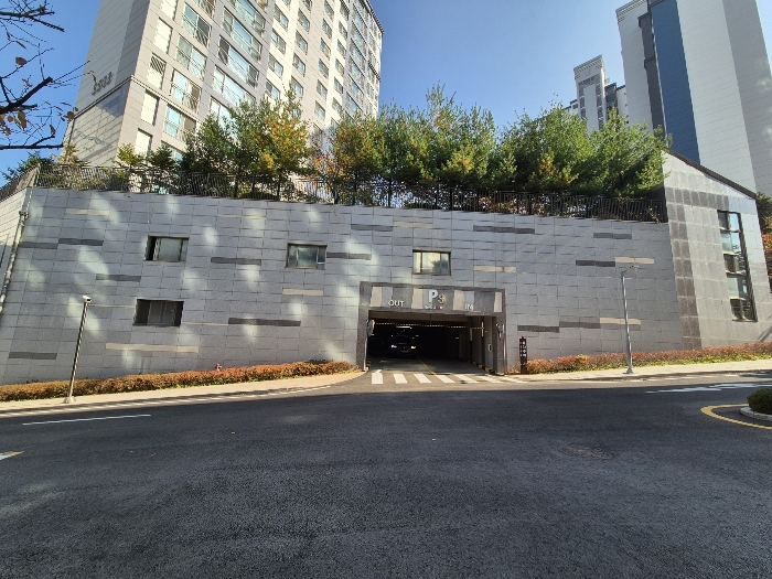 지하 주차장 출입구