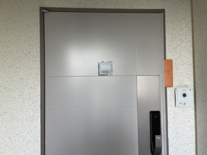 303호 출입문