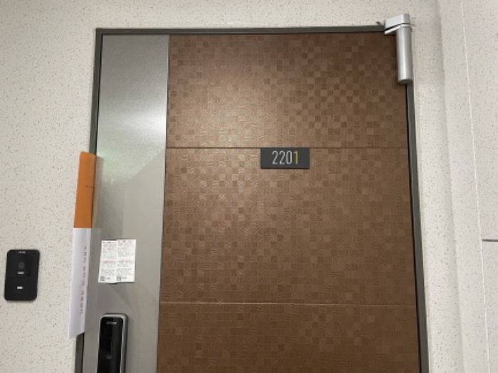 2201호 출입문