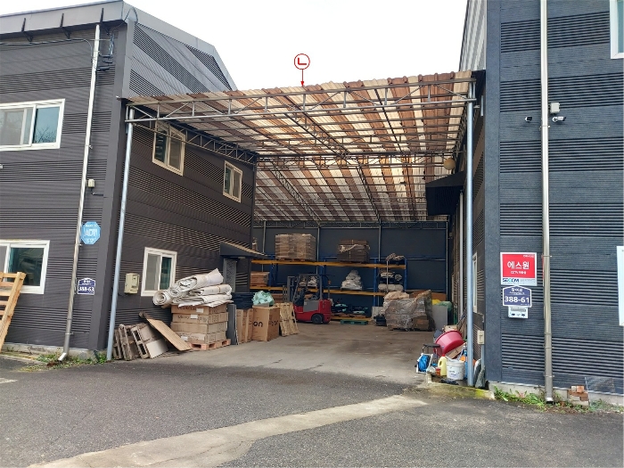 제시외 기호㉠ (기호2,4 벽체이용 철파이프조 기타지붕 창고)
(북측에서 촬영)