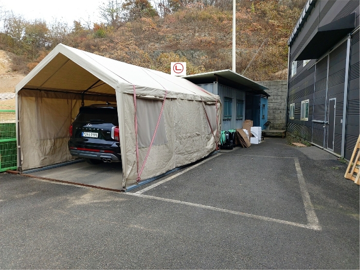 제시외 기호㉡ (콘테이너 2동 및 철파이프천막구조 차고 1동)
(서측에서 촬영)