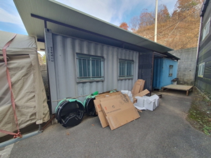 현장 사진(건물:광여로 388-63 앞에 제시외 콘테이너 전경)