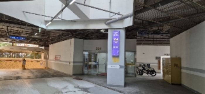 본건 아파트 공동출입구 전경