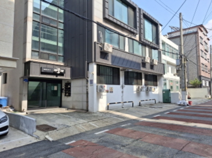 건물 앞쪽 모습