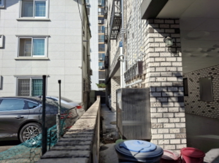 건물 좌측 모습