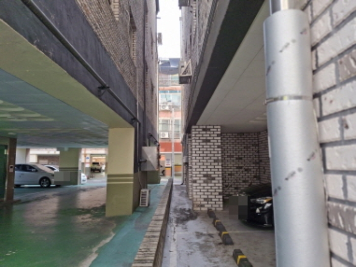 건물 우측 모습