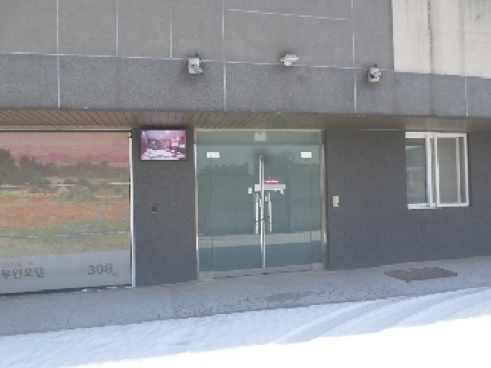 목록3. 3층 여관 출입문