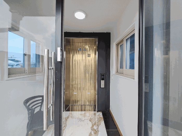 옥상 엘리베이터실 내부