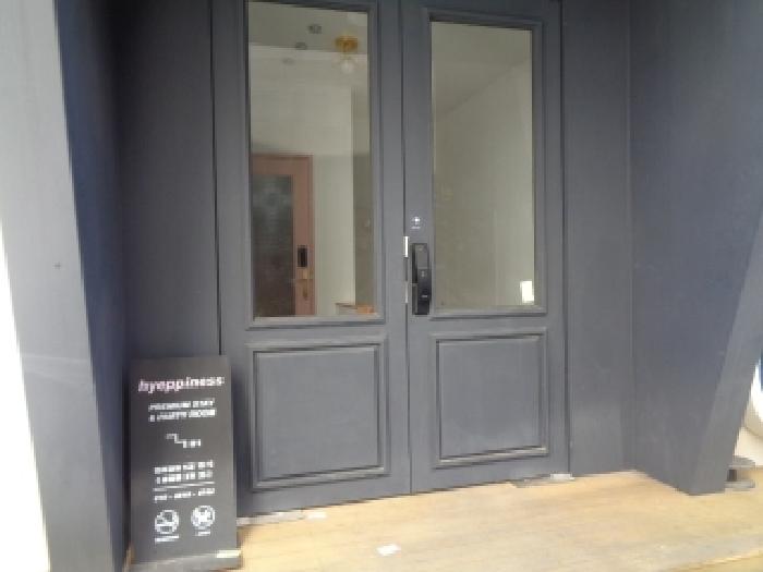 목록2의 건물 출입문 전경