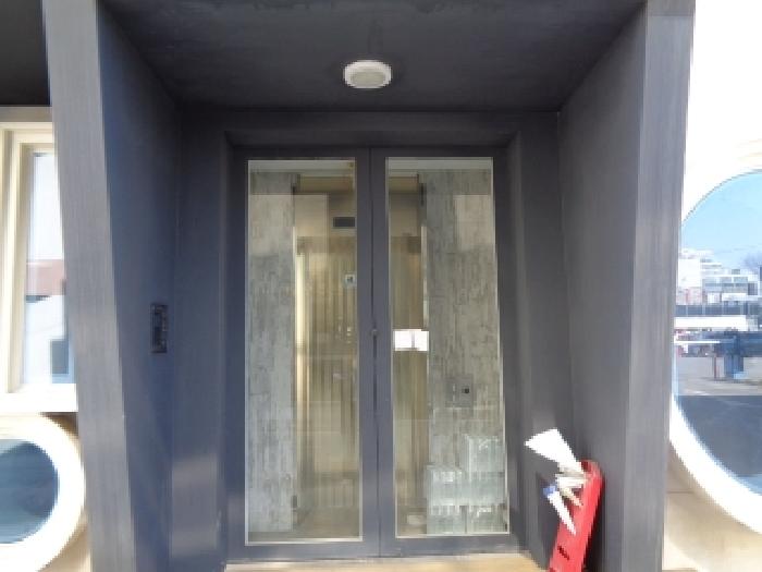 목록2의 건물 출입문 전경