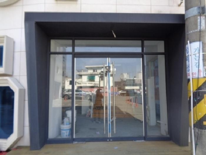 목록2의 건물 출입문 전경