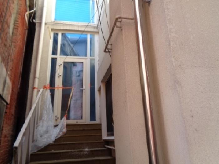 목록2의 건물 출입문 전경