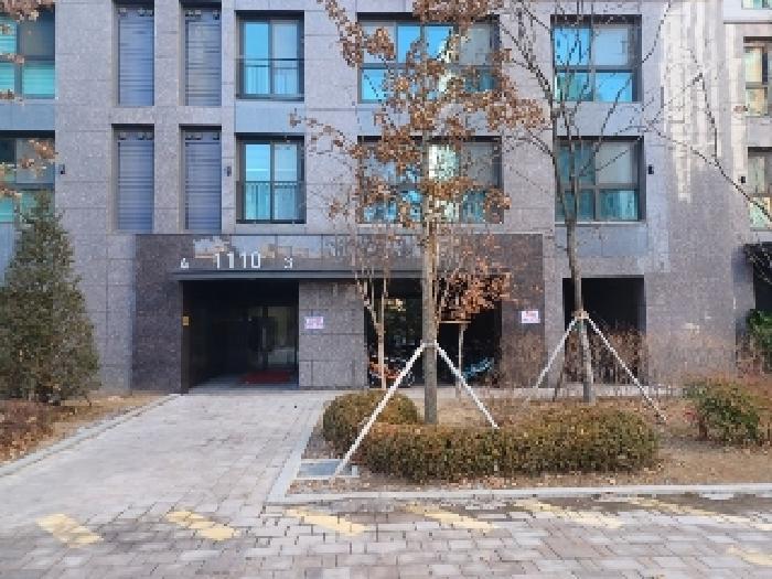 본건 탑석센트럴자이 1110동 3004호에 출입할수있는 1층 공동출입구 앞쪽 현황사진