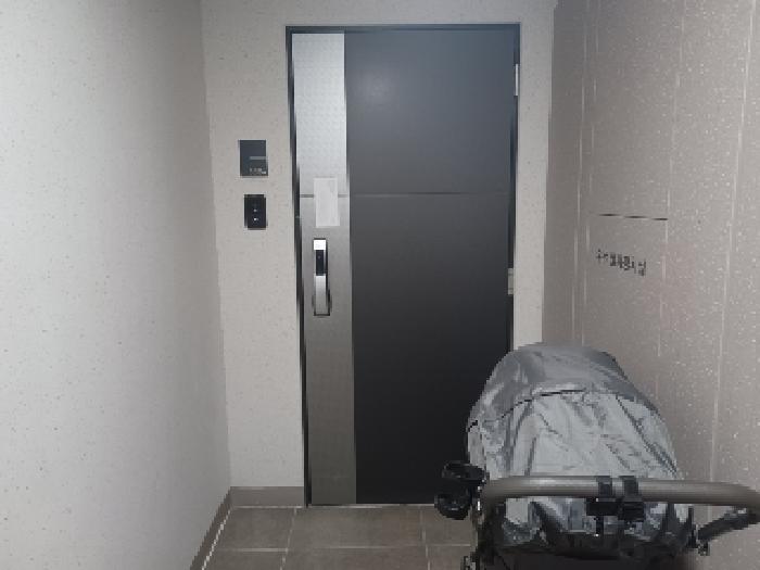 본건 탑석센트럴자이 1110동 3004호 현관문 앞쪽 현황사진