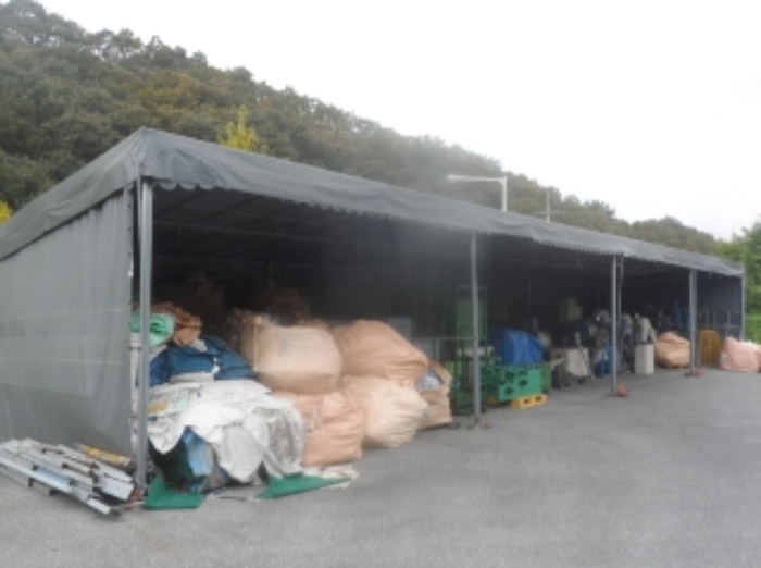 기호 1번 지상에 소재하는 것으로 보이는 제시외 철골조 천막지붕 창고(신청외 민익기 소유)