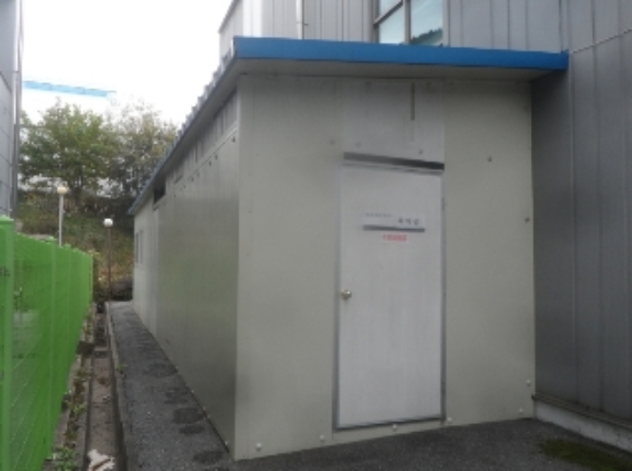 기호 2번(2층공장)과 일체형으로 사용중인 제시외 조립식판넬조 판넬지붕 창고(신청외 민익기 소유)