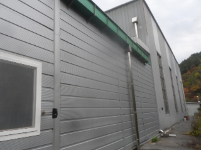 기호 2번(2층공장 및 단층창고)과 일체형으로 사용중인 제시외 일반철골구조 창고(통로)