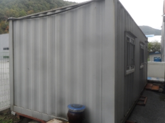 기호 1번 지상에 소재하는 것으로 보이는 제시외 이동가능한 컨테이너(신청외 민익기 소유)