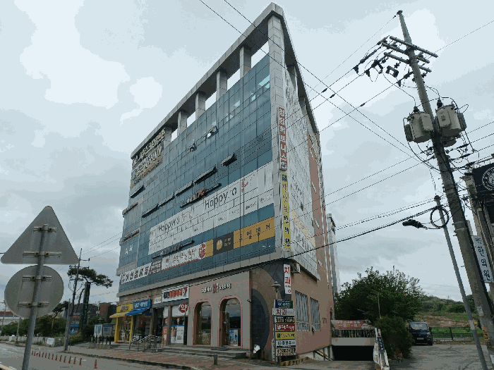 본건 집합상가건물 (서측에서 촬영)