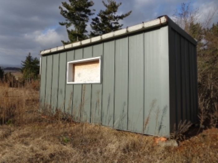 [목록 2] 동쪽 가장자리 지상에 있는 이동이 가능한 제시외 건축물의 모습